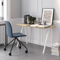 Pack home office Connect Pro, bureau pieds blancs plateau chêne et chaise à roulettes, assise rembourrée bleue, Fornasarig