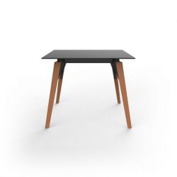 Table Faz Wood plateau HPL noir et bord noir, pieds chêne naturel, Vondom, 100x100xH74 cm