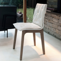 Chaise Prima pieds en bois avec coussin blanc