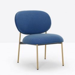 Lot de deux petits fauteuils design confortable, Blume 2951, Pedrali, tissu Jaali Kvadrat, bleu, structure laiton, 63x63xH76,5 c